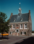 849856 Gezicht op het Stadhuis (Dam 1) te Ameide (provincie Zuid-Holland).N.B. Ameide is op 1 januari 1986 opgenomen in ...